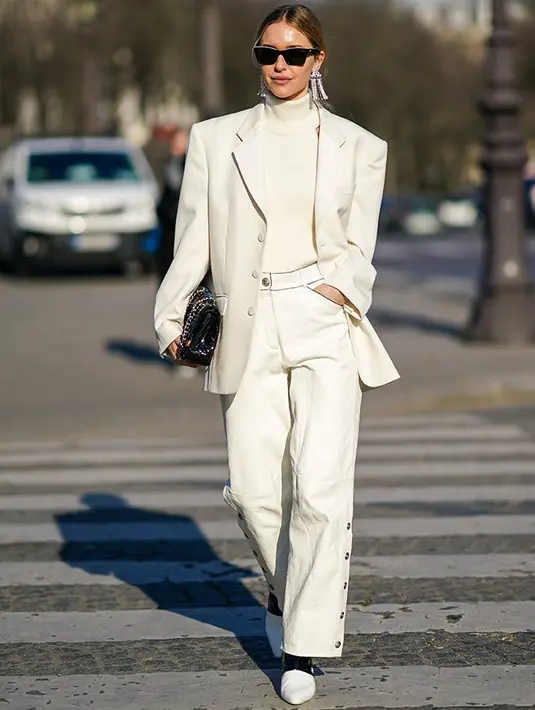 Cara termudah tampil dengan outfit serba putih adalah dengan menambahkan blazer atau gunakan setelan sekaligus. Foto: Purewow.