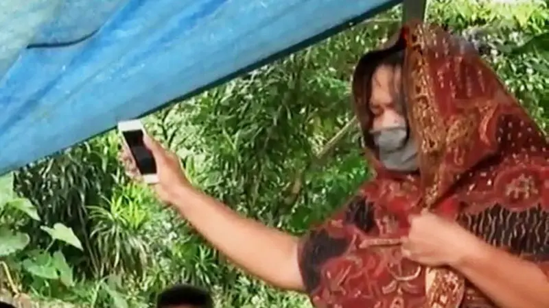 VIDEO: Tokoh Agama Pimpin Pemakaman Ramlan Lewat Telepon