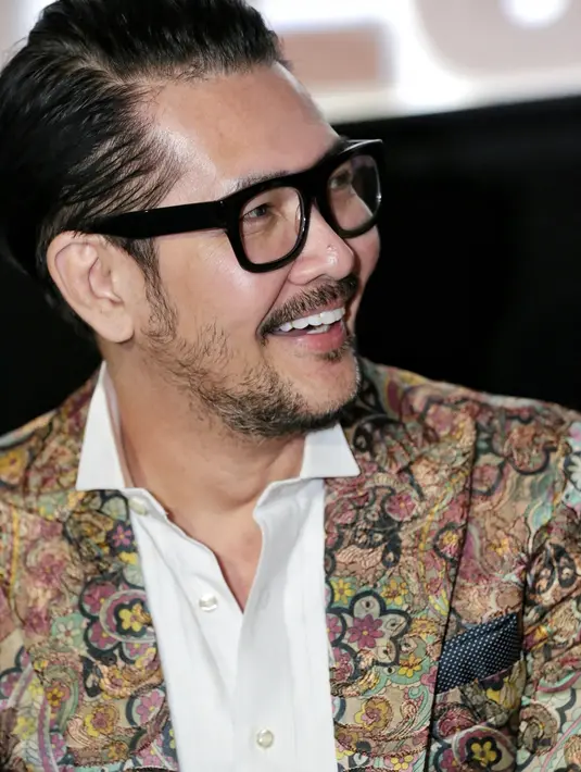 “Kalau muda suaranya bassnya hilang, kalau tua ada bassnya. Gayanya juga. Mendalami peran, Baik mafia Amerika, Eropa dan Hongkong saya nonton," tambahnya. (Adrian Putra/Bintang.com)