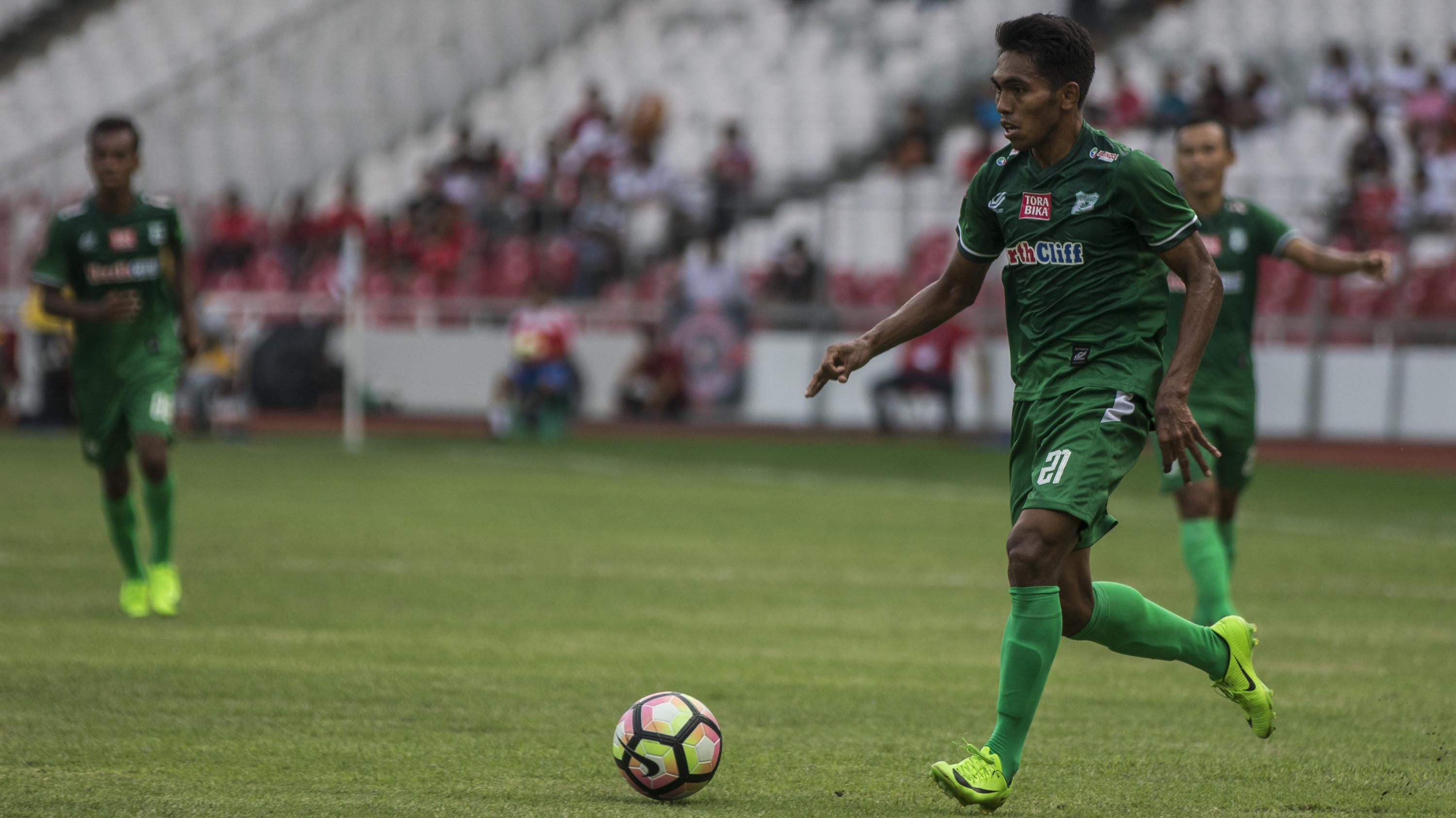 Gelandang PSMS Medan, Frets Butuan, menggiring bola saat melawan Sriwijaya FC pada perebutan tempat ketiga Piala Presiden di SUGBK, Jakarta, Sabtu (17/2/2018). PSMS kalah 0-4 dari Sriwijaya FC. (Bola.com/Vitalis Yogi Trisna)