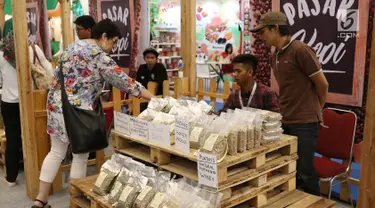 Pengunjung melihat produk biji kopi yang sudah diolah di pameran Indonesia Trade Expo (ITE) 2017 di ICE, BSD, Tangerang Selatan, Rabu (11/10). (Liputan6.com/Angga Yuniar)