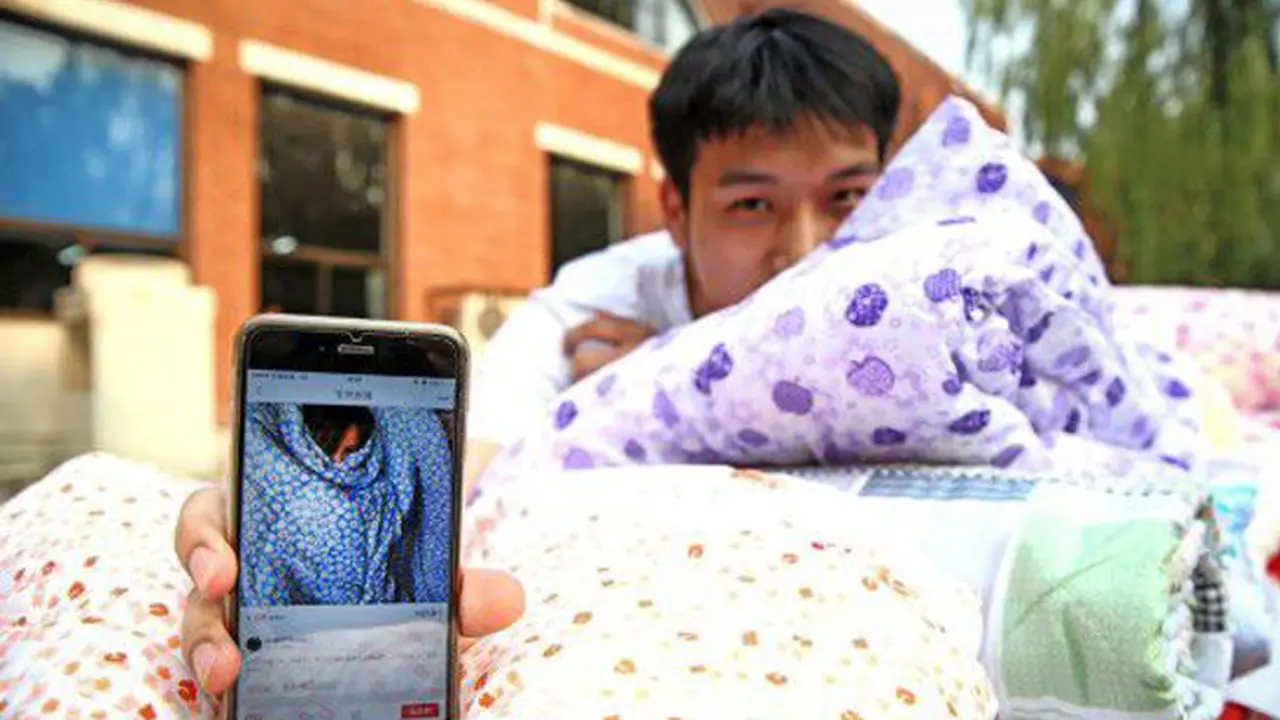 Selimut Bekas Mahasiswi Dibandrol Rp 1,7 Juta, Tertarik Membeli?