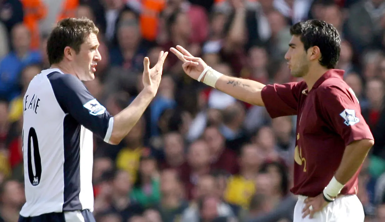 Pemain Arsenal, Jose Reyes berdebat dengan pemain Tottenham, Robbie Keane pada laga Liga Premier di Stadion Highbury, Inggris, Sabtu (22/4/2006). (AFP Photo/Adrian Dennis)