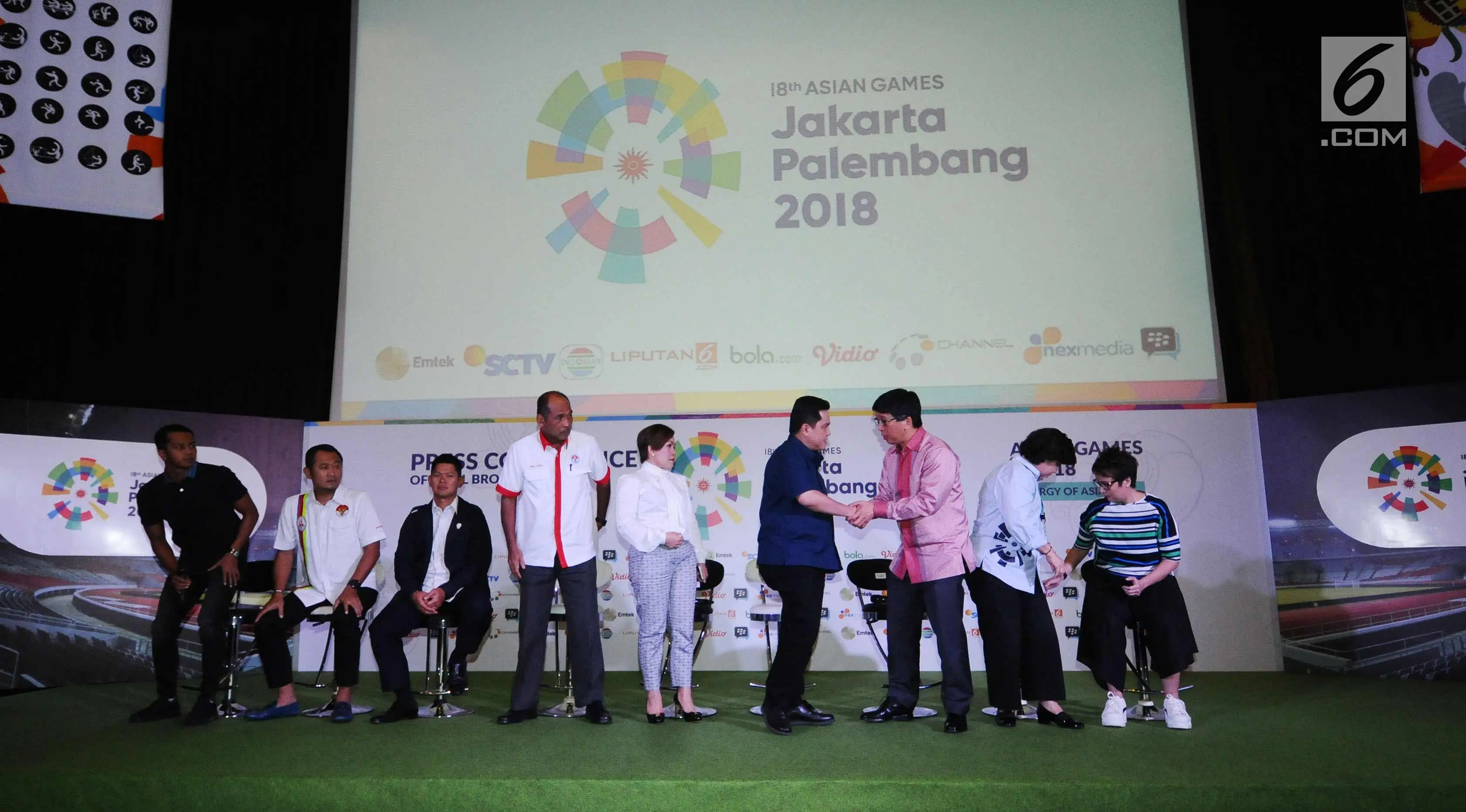 Ketua Umum INASGOC, Erick Thohir (keenam kiri) menyalami COO Emtek Group, Sutanto Hartono (ketiga kanan) usai konferensi pers Official Broadcaster Asian Games 2018 di Jakarta, Kamis (8/2). (Liputan6.com/Helmi Fithriansyah)