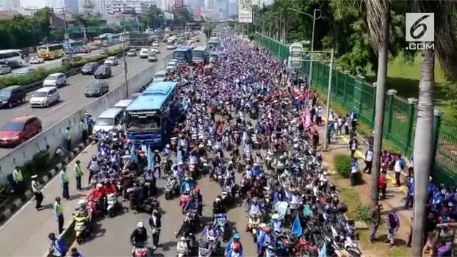 Ribuan buruh gelar demo di Gedung DPR/MPR menyuarakan tuntutan kesejahteraan dari pemerintah.