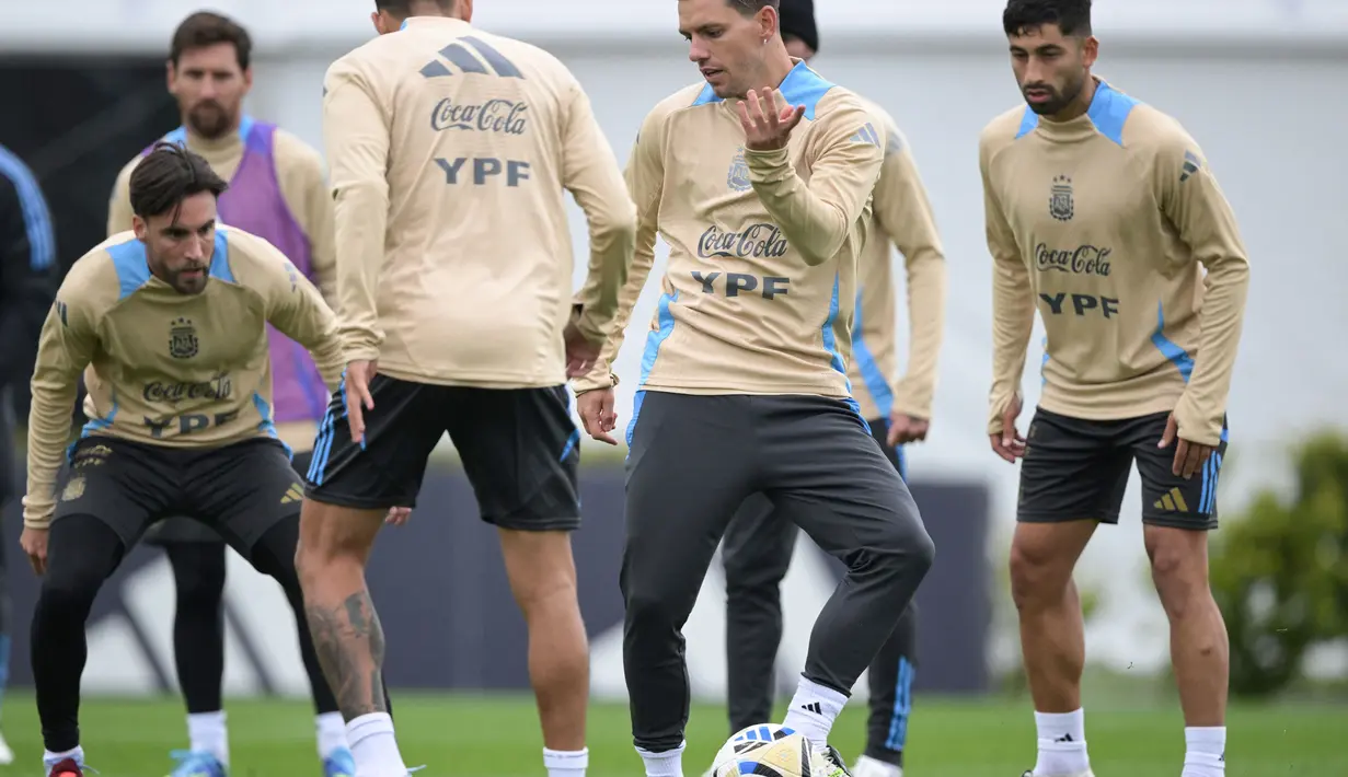 Sesi latihan menjadi persiapan jelang pertandingan kualifikasi Piala Dunia FIFA 2026 zona Conmebol melawan Venezuela. (JUAN MABROMATA/AFP)