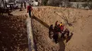 Warga Palestina memeriksa kerusakan akibat serangan Israel di Khan Younis, Jalur Gaza selatan, Selasa 19 Mei 2026. (AP Photo/Abdel Kareem Hana)