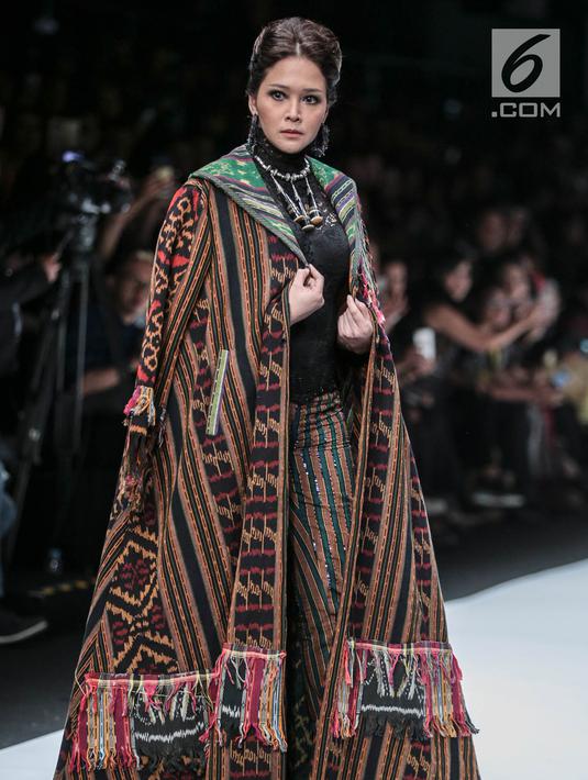 Penyanyi Maia Estianty berjalan di 'catwalk' mengenakan busana rancangan Anne Avantie yang bertajuk Badai Pasti Berlalu pada perhelatan Jakarta Fashion Week 2019 di Senayan City, Jakarta, Selasa (23/10). (Liputan6.com/Faizal Fanani)