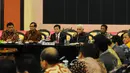 Ketua DPR Setya Novanto, Perwakilan KIH Olly Dondokambey dan Pramono Anung, serta Perwakilan KMP Hatta Rajasa, serta Sekjeni Parta Idrus Marham saat memberikan keterangan pers di Gedung DPR RI, Jakarta, Senin (17/11/2014). (Liputan6.com/Andrian M Tunay)