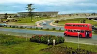Bus tingkat PPD merek Leyland buatan Inggris 1968 yang beroperasi melayani trayek Blok M-Salemba-Pasar Senen tahun 1968 sampai 1982. Foto ini diambil tahun 1971 saat bus melewati kawasan Semanggi. (Ist)