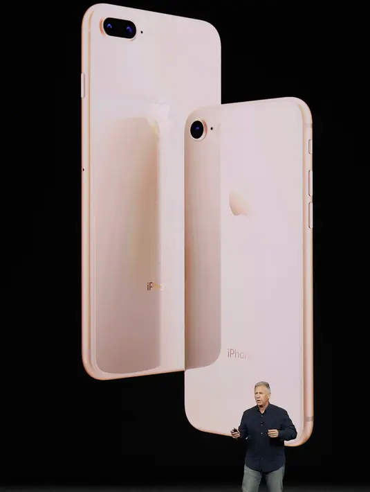 Tampilan fisik iPhone 8 saat peluncuran terbarunya di Steve Jobs Theatre, California, Selasa (12/9). Menurut rencana, keduanya akan tersedia di pasaran pada 22 September 2017 mendatang. (AP Photo/Marcio Jose Sanchez)