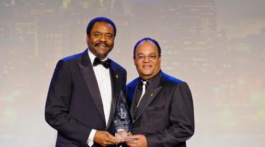 David Steward, miliarder kulit hitam anak pemulung yang berhasil sukses.