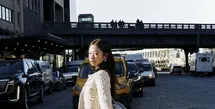 Dalam film tersebut, ia tampil dengan berbagai gaya khasnya, bergerak bebas di jalanan Manhattan hingga dalam studio foto, selaras dengan irama lagu klasik She Drives Me Crazy dari Fine Young Cannibals. [Dok/Chanel].