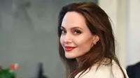 Terulang Lagi, Aksi Pamer Kaki Angelina Jolie Jadi Sorotan