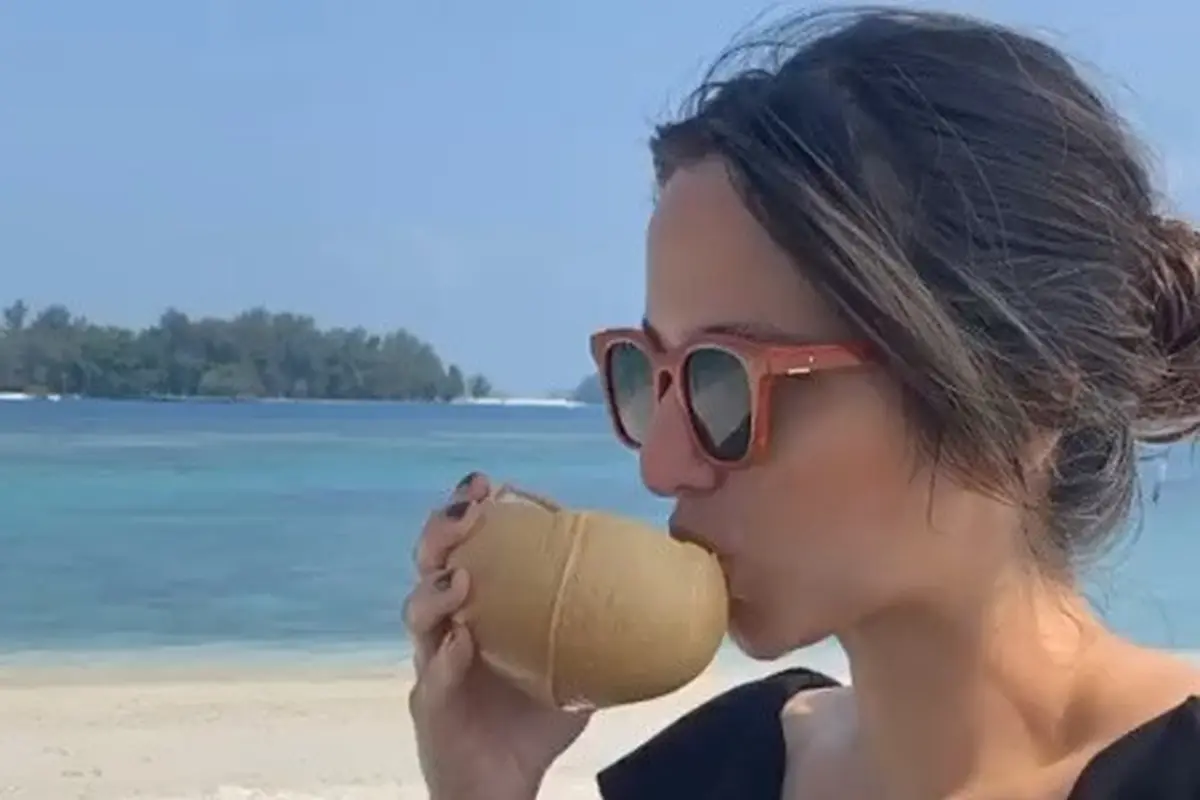 Nia Ramadhani ke Pantai Bersama Teman