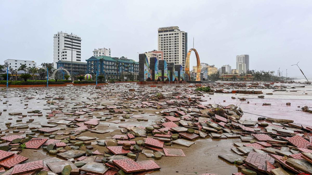 4 Bandara Vietnam Tutup Dampak Topan Bualoi, Turis Dilarang Mendekat ke Pantai