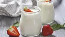 Yogurt polos mengandung hanya 100 kalori dan memberikan dosis kalsium untuk pembentuk tulang. Tapi satu cangkir kecil yogurt dengan tambahan buah dan lain-lain akan memberikan tambahan 150 kalori dan 26 gram gula.  (Istimewa)