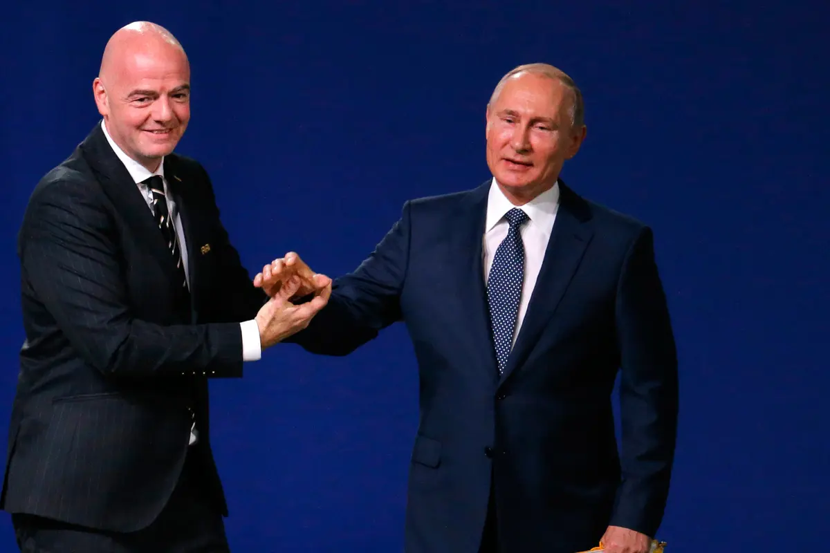 Trofi Piala Dunia ditampilkan dalam Kongres FIFA di Moskow, Rusia, Rabu (13/6). Sebagian pengamat memprediksi Maroko akan gagal untuk menjadi tuan rumah Piala Dunia 2026. (AP Photo/Pavel Golovkin)