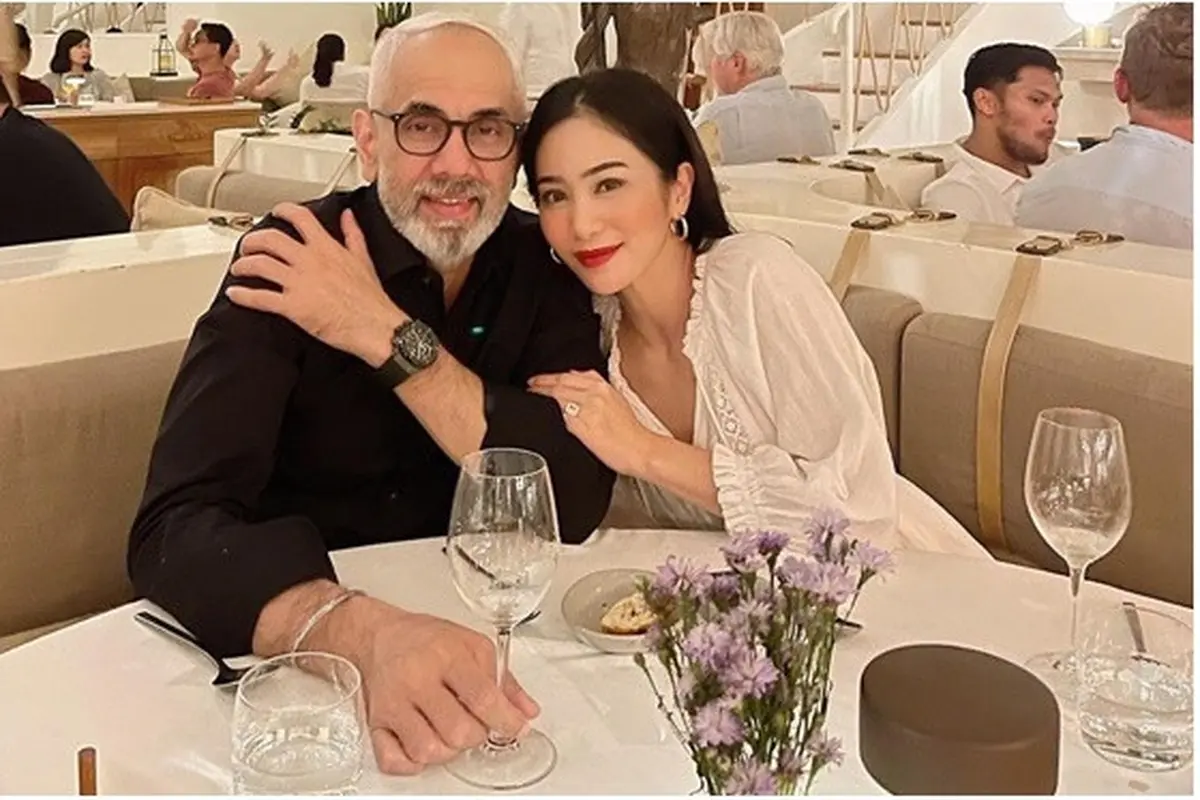 Terpaut Usia 18 Tahun, Ini 6 Momen Bunga Zainal dan Suami Rayakan Anniversary