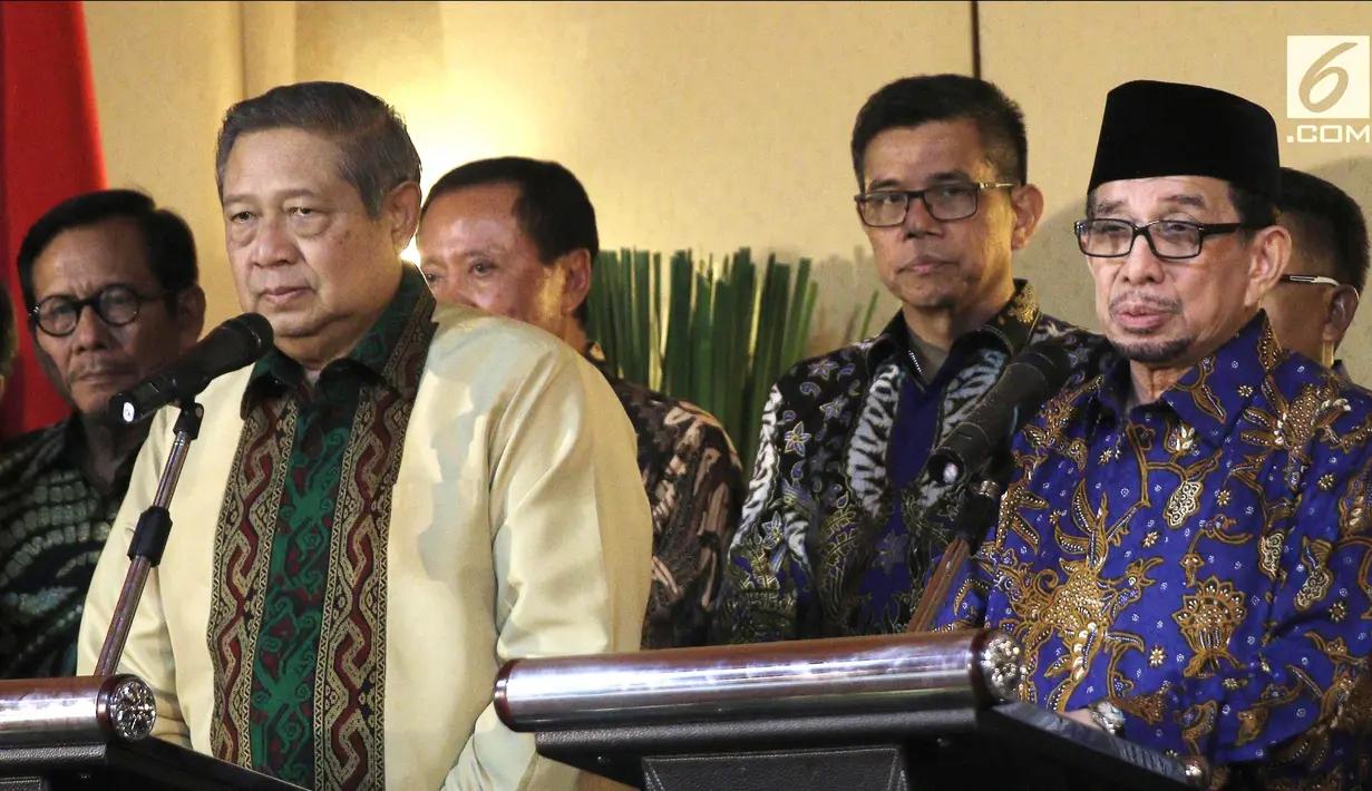 Ketua Umum Partai Demokrat Susilo Bambang Yudhoyono dan Ketua Majelis Syuro PKS Salim Segaf Al-Jufri memberikan keterangan pers usai pertemuan di Gran Melia, Jakarta, Senin (30/7). (Liputan6.com/Herman Zakharia)