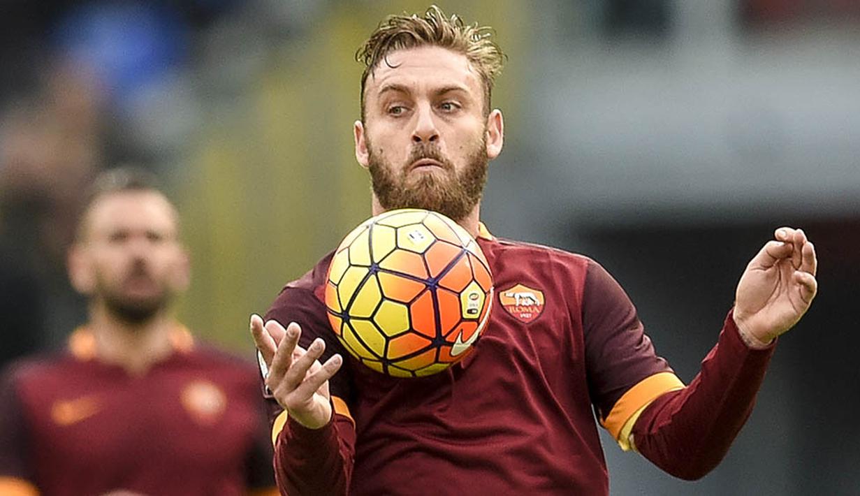 Kapten AS Roma, Daniele De Rossi, mengontrol bola saat melawan Atalanta  pada laga Serie A di Stadion Olimpico, Italia, Minggu (29/11/2015). (AFP Photo/Andreas Solaro)