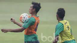 Bek Barito Putera, Hansamu Yama, berusaha mengontrol bola saat seleksi Timnas Indonesia U-22 di Lapangan SPH Karawaci, Banten, Kamis (23/2/2017). (Bola.com/Vitalis Yogi Trisna)