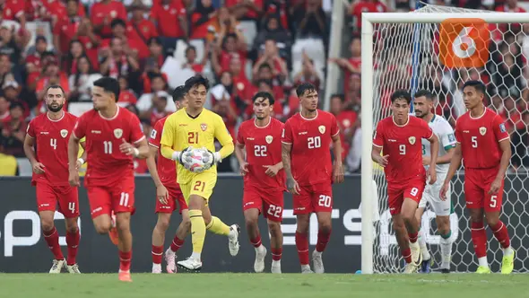 <p>Kiper Timnas Indonesia, Ernando Ari Sutaryadi (tengah) berhasil mengamankan bola di tengah rekan-rekannya saat menghadapi Irak pada laga Grup F putaran kedua Kualifikasi Piala Dunia 2026 zona Asia di Stadion Utama Gelora Bung Karno (SUGBK), Senayan, Jakarta, Kamis (6/6/2024). (Bola.com/M Iqbal Ichsan)</p>