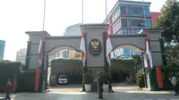 Kantor Kementerian PAN-RB di Jalan Jenderal Sudirman, Jakarta Pusat, mengibarkan bendera merah putih setengah tiang sebagai bentuk duka cita atas berpulangnya Tjahjo Kumolo (Merdeka.com/Alma Fikhasari)