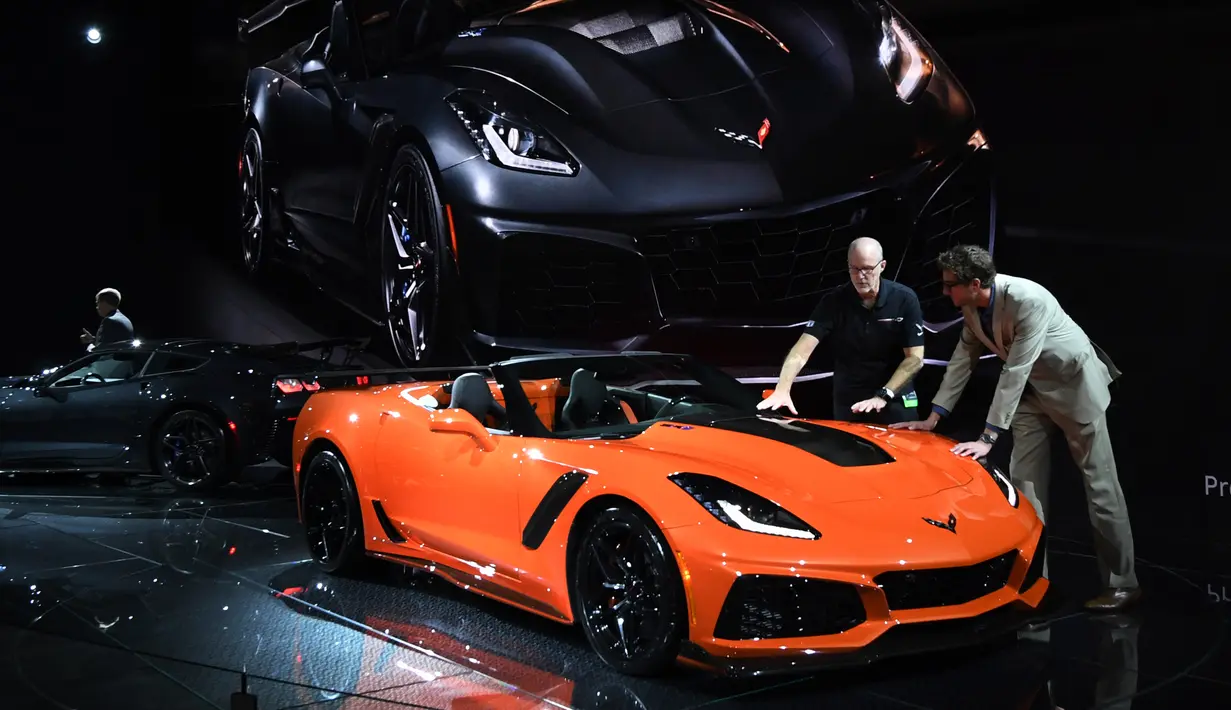 Tampilan dari mobil Chevrolet Corvette ZR1 yang dipamerkan di Los Angeles Auto Show 2017, Los Angeles, California (29/11). Corvette ZR1 ini disebut-sebut sebagai Corvette tercepat dan terkuat yang pernah dibangun Chevrolet.  (AFP Photo/Mark Ralston)