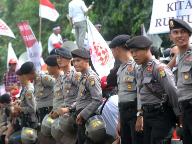 Aparat kepolisian menjaga lokasi sidang lanjutan Basuki Tjahaja Purnama (Ahok) di Gedung Kementerian Pertanian, Jakarta, Selasa (3/1). Sedikitnya 2.500 personel kepolisian mengamankan jalannya sidang keempat tersebut. (Liputan6.com/Helmi Afandi)