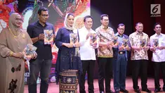Artis Marcella Zalianty (ketiga kiri) berfoto bersama Kepala Bekraf Triawan Munaf (keempat kiri), Mantan Panglima TNI Gatot Nurmantyo (kedua kanan) saat peluncuran komik Keumalahayati di Jakarta, Senin (21/5). (Liputan6.com/Faizal Fanani)