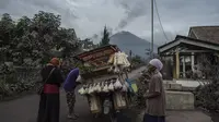 Gunung Semeru menjulang sehari setelah erupsi di atas desa Lumajang, Jawa Timur, pada Minggu (17/1/2021). Kendati demikian, Pusat Vulkanologi dan Mitigasi Bencana Geologi ( PVMBG) menegaskan status Semeru masih level II atau Waspada. (Juni Kriswanto / AFP)