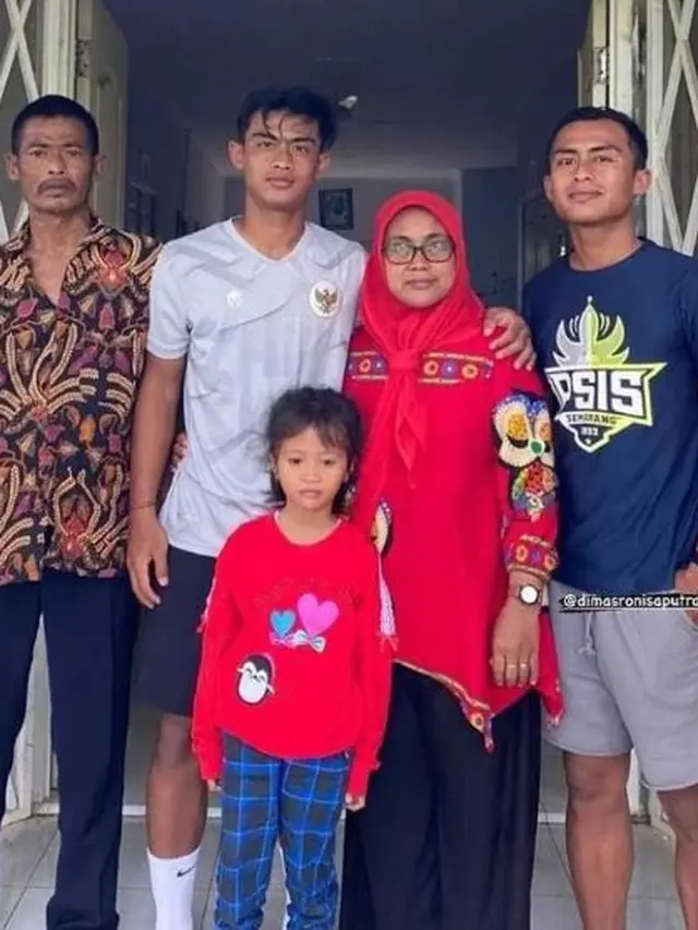 6 Potret Kedekatan Pratama Arhan dan Kakaknya yang Jarang Tersorot