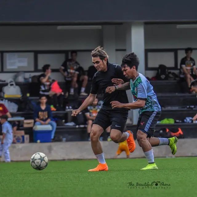 Suka Main Bola, Ini 7 Potret Aksi Vicky Nitinegoro Saat di Lapangan Hijau