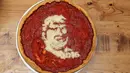 Sebuah pizza bergambar wajah calon presiden AS dari Partai Republik, Donald Trump, yang dibuat oleh Chief Cook, Fabian Martinez di Giordano Pizzeria, Chicago, Selasa (27/9). (REUTERS / Jim Young)