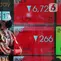 Karyawan melintasi layar yang menampilkan Indeks Harga Saham Gabungan (IHSG) saat acara Penutupan Perdagangan Bursa Efek Indonesia Tahun 2022 di Jakarta, Jumat (30/12/2022). PT Bursa Efek Indonesia (BEI) mencatat ada 59 perusahaan yang melakukan Initial Public Offering (IPO) atau pencatatan saham sepanjang 2022. Pada penutupan perdagangan akhir tahun, Indeks Harga Saham Gabungan (IHSG) ditutup lesu 0,14% atau 9,46 poin menjadi 6.850,62. (Liputan6.com/Angga Yuniar)