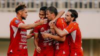 Tim Receveur cetak gol di laga PSBS Biak vs Bali United. (X Bali United)