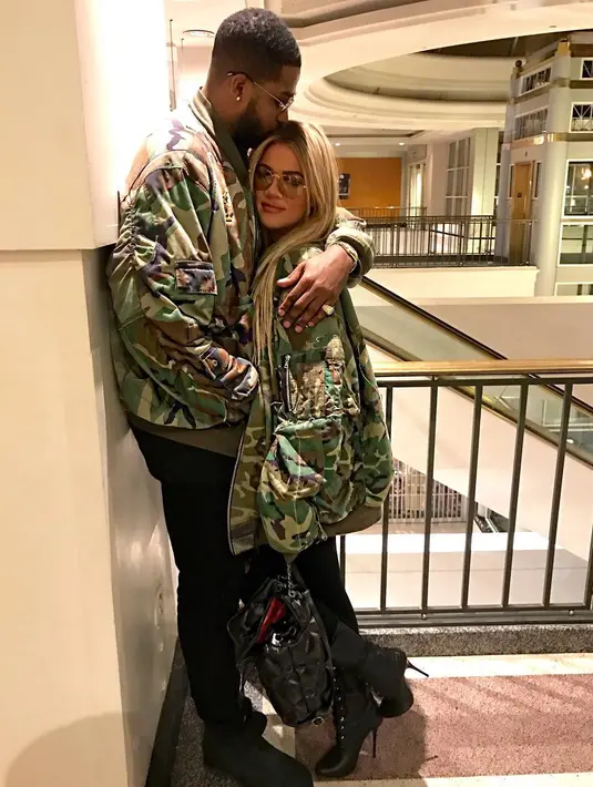 Sebelumnanya, Khloe dan Tristan Thompson berkumpul di acara barbecue untuk mengumkan pada keluarga dan terman terdekat tanpa kehadiran Kylie Jenner. (instagram/khloekardashian)