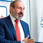 Dalam pesan video yang dibagikan via Facebook, Perdana Menteri Armenia, Nikol Pashinyan mengumumkan bahwa ia dan keluarganya telah positif terkena Corona COVID-19 (Photo credit: Karen Minasyan/AFP/Getty Images)