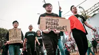 Tak hanya Chandra Liow, terlihat juga Jovial dan Andovi da Lopez, Tommy Lim, dan Victor Sam yang berjalan bersama para mahasiswa sambil membawa poster bertuliskan berbagai aspirasi mereka. (Liputan6.com/IG/@chandraliow)