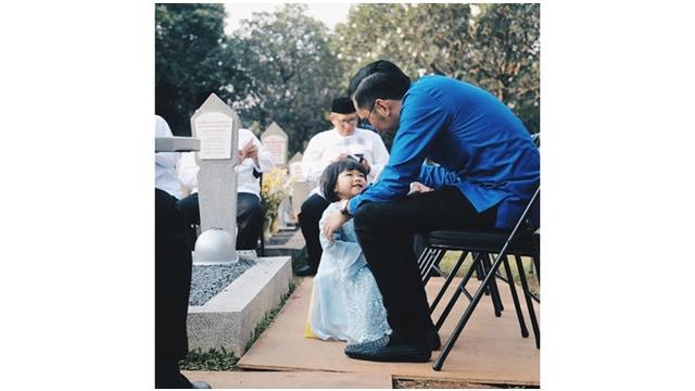 Momen Haru Gayatri di Pusara Ani Yudhoyono