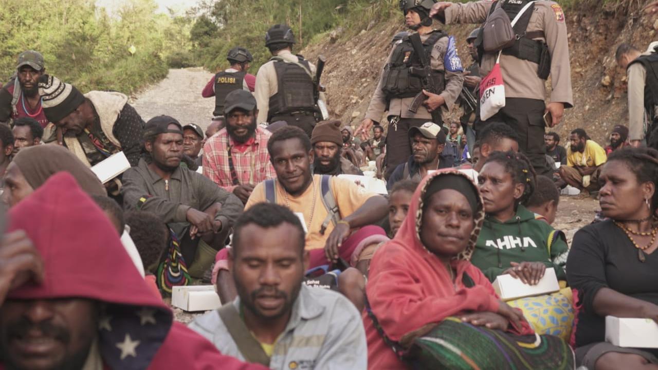Warga Ttembagapura mengungsi