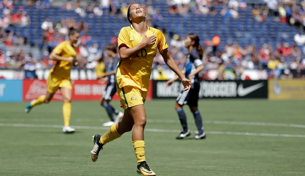 Pesepakbola wanita timnas Australia, Sam Kerr merayakan golnya ke gawang timnas Jepang pada turnamen sepakbola di Stadion Qualcomm, San Diego, California, 30 Juli 2017. (AP Photo/Gregory Bull)
