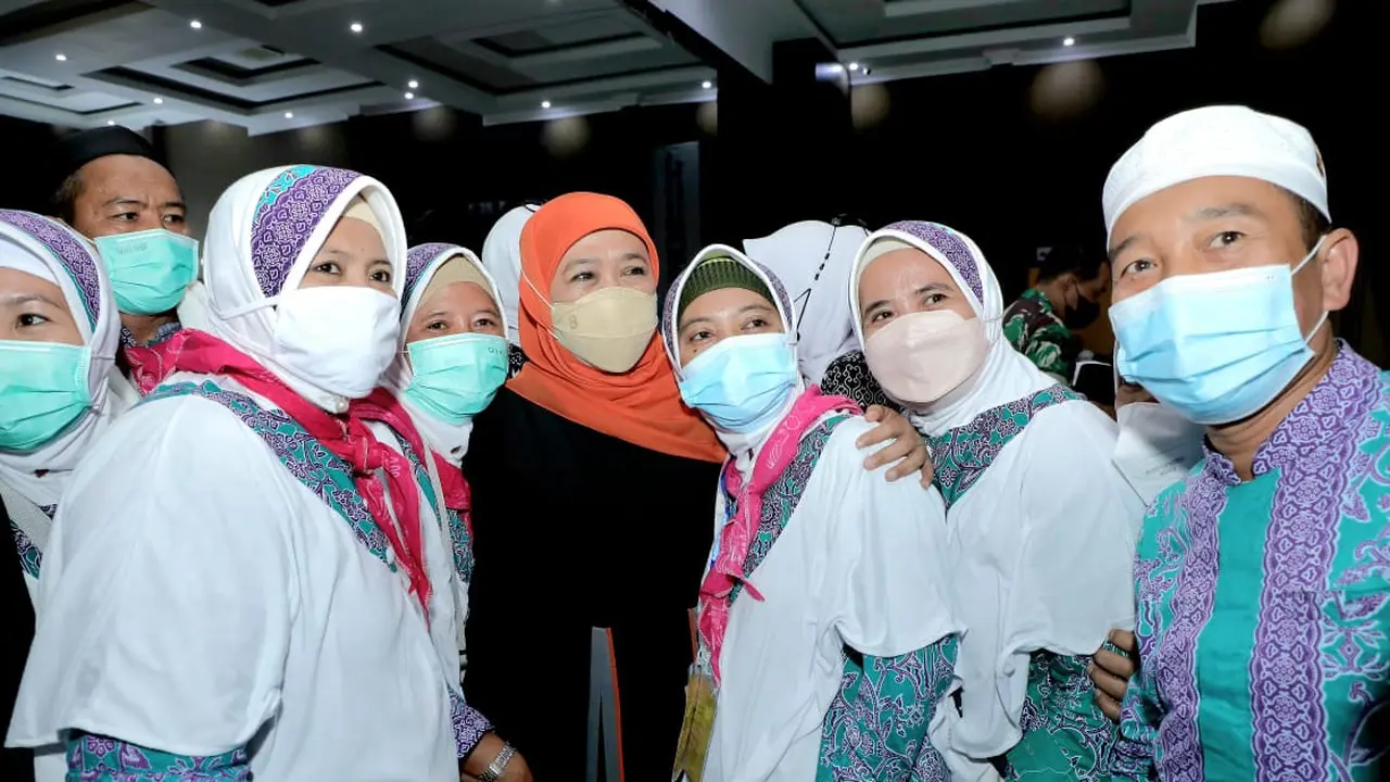 Gubernur Jawa Timur Khofifah Indar Parawanda Bersama Jemaah Haji Jatim