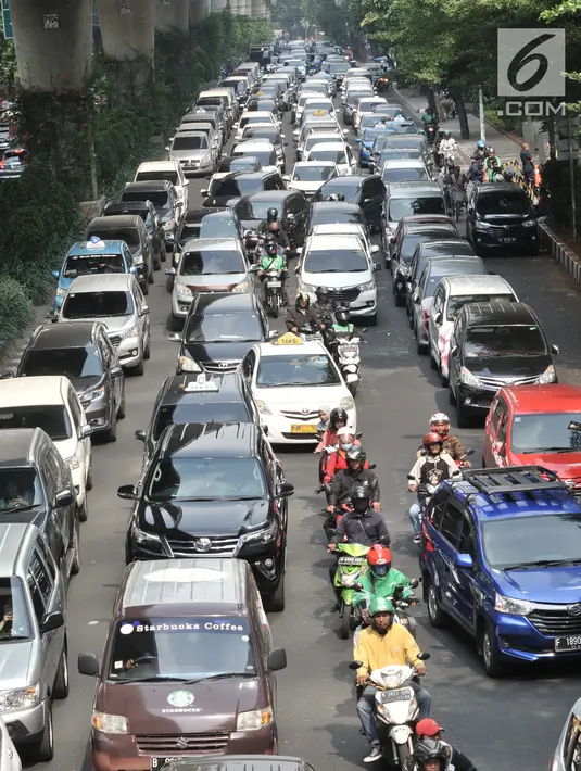 Kendaraan terjebak kemacetan saat melintasi lokasi aksi demo Gojek di depan Pasar Raya Blok M, Jakarta, Senin (5/8/2019). Penuhnya Jalan Iskandarsyah oleh ratusan mobil milik sopir GoCar tersebut menyebabkan kemacetan panjang di dua ruas. (merdeka.com/Iqbal S. Nugroho)