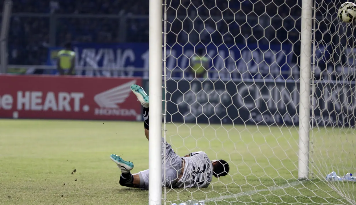 Kiper Sriwijaya FC, Dian Agus Prasetyo, gagal menahan tendangan bebas pemain Persib, Ahmad Jufriyanto, dalam Final Piala Presiden 2015 di Stadion Utama Gelora Bung Karno, Jakarta, Minggu (18/10/2015). (Bola.com/Vitalis Yogi Trisna)