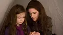 Kristen Stewart reunian dengan anaknya di film Twilight Mackenzie Foy dalama cara Chanel yang diadakan di Lost Angeles. (Cosmopolitan)