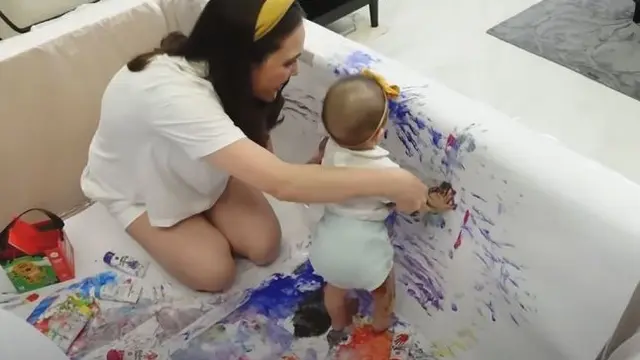 6 Momen Seru Claire Anak Shandy Aulia Main Finger Paint, Penuh Cat Bikin Gemas