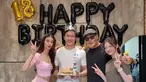 Di hari ulang tahunnya ke-18, Azka Corbuzier mendapat kejutan berupa perayaan sederhana dari ayah dan ibu sambungnya. Nada Tarina Putri dan kru yang bekerja bersama keluarga mereka pun ikut membantu melancarkan kejutan tersebut. (Liputan6.com/IG/@sabrinachairunnisa_)