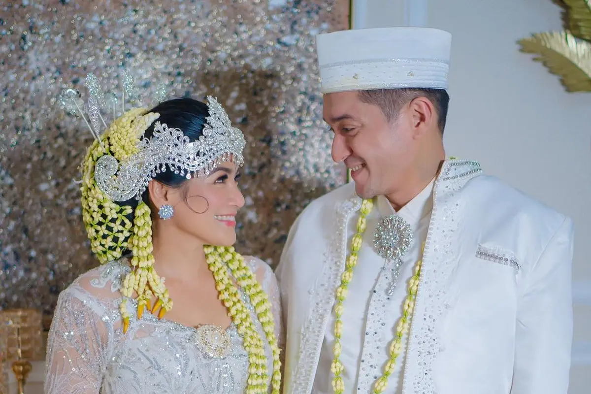 Potret Titi Kamal dan Miller Khan kenakan baju pengantin (Sumber: Instagram/@titi_kamall)